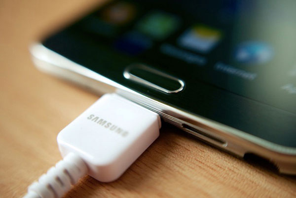 Android電話を充電します