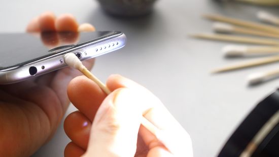 iPhone充電ポートをきれいにします