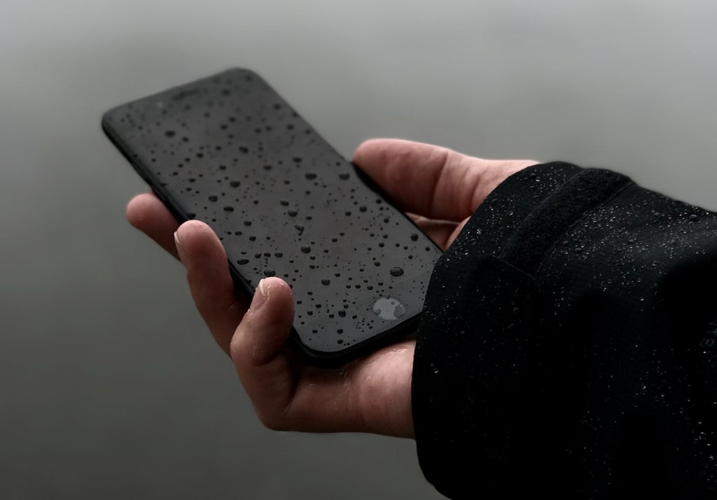 is-i-iphone-waterproof-raindrops